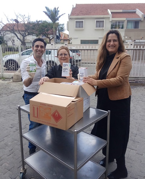 שומרים על קשר עם הקשישים. בורסת היהלומים הישראלית. (צילום: אסף לוי). 