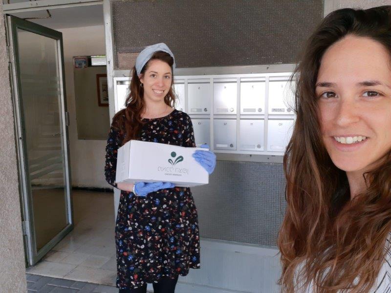 עובדי אבני דרך_מחלקים חבילות מזון_צילום אבני דרך (2)
