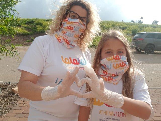 רכזת אתנה דנה גלוב ובתה יעלי, ספורטאית. בנדנות נגד קורונה. (צילום: דנה גלוב).