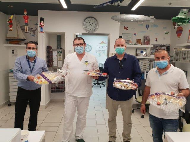 הצוות באסותא חוגג מימונה. לילות כימים. (צילום: ערן מילוא). 