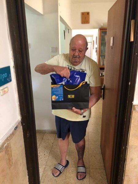 אברהם סקופ, אוהד ותיק של מכבי ת"א, מקבל מארז מתנה. (צילום: יח"צ). 