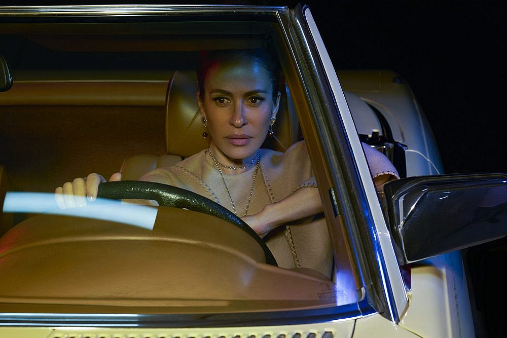 תערוכת A Drive To Beauty של ד"ר אודי בר. בתמונה עינת ארליך | צילום רון קדמי