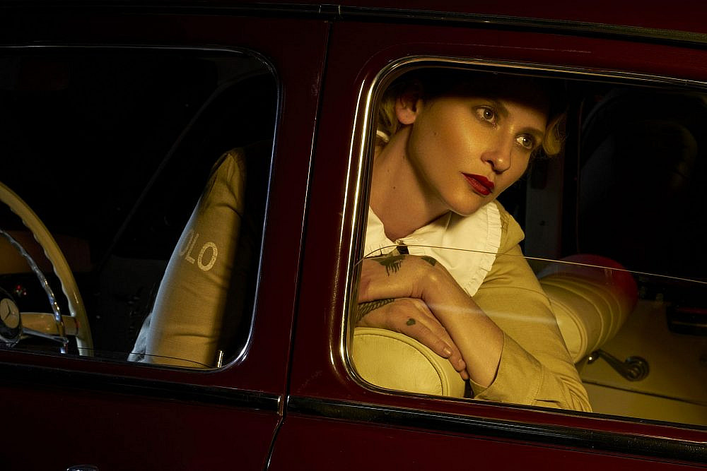 תערוכת A Drive To Beauty של ד"ר אודי בר. בתמונה מיה פרר | צילום רון קדמי
