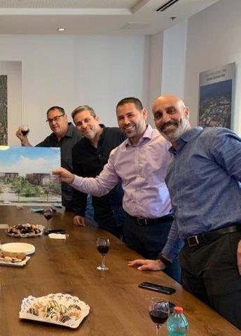 רן אלישע, סמנכ"ל החברה לנכסי קיסריה, מיכאל כרסנטי, מנכ"ל החברה לפיתוח קיסריה והחברה לנכסי קיסריה, אורן זילברשטיין, מנהל אגף נכסים מניבים, עודד אייזנברג, סמנכ"ל רכש באינטל. מאמינים בכלכלה הישראלית. (צילום: חנה ליברמן). 