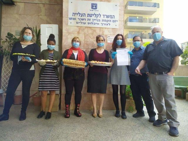 עובדי בנק מרכנתיל בפתח תקווה. חיוכים על פניהם. (צילום: יח"צ). 