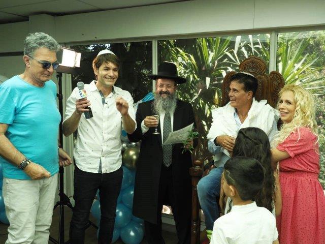 נתי ובעלה אייל מדני עם המוהל, ליאון רוזנברג וננסי ברנדס. צילום: כריזמה פיקסל 