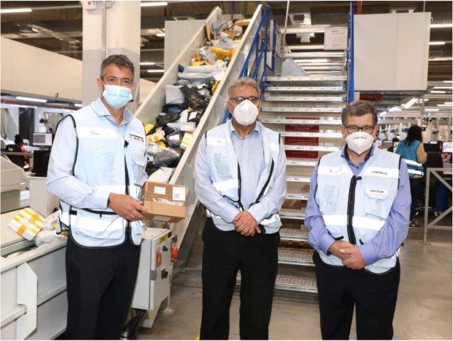מימין דני גולדשטיין מנכל דואר ישראל במרכז חזי צאיג יור דירקטוריון דואר ישראל משמאל -שר התקשורת חכ יועז הנדל קרדיט צלם ששון תירם (2)