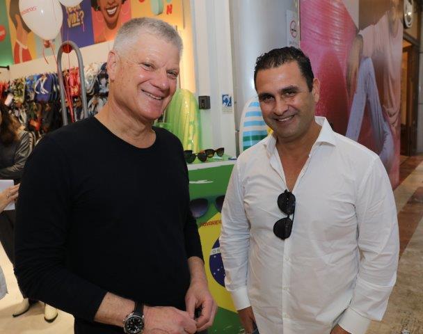מני מורנו וארנון תורן. פרחים ואופטימיות. (צילום: רפי דלויה). 