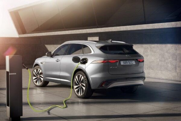 יגואר F-Pace עם הנעה היברידית