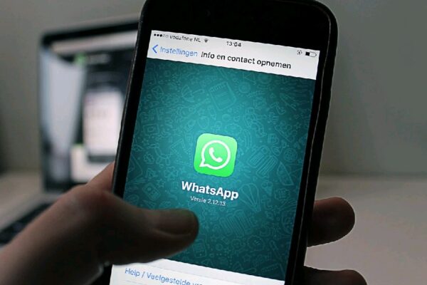 WhatsApp חוזרת בה: דוחה את שינוי המדיניות לחודש מאי