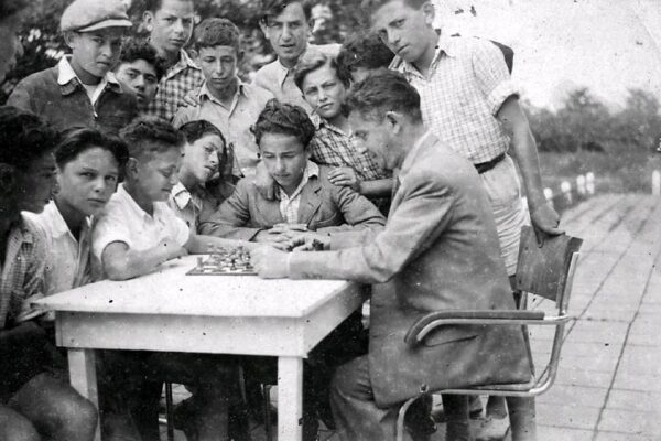 ילדותי האבודה – בתים לילדים ניצולי שואה