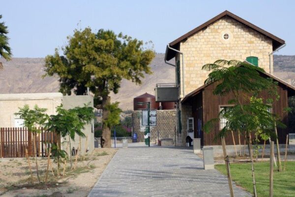 ירדה מהפסים – תחנת הרכבת המשוחזרת בצמח