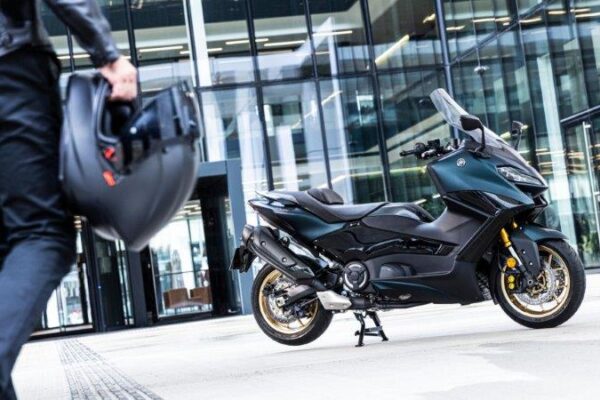 TMAX 560- קטנוע בעור אופנוע