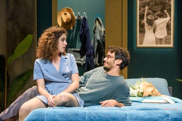 בואו נפתח את זה: הצגה ששמה הכל על השולחן