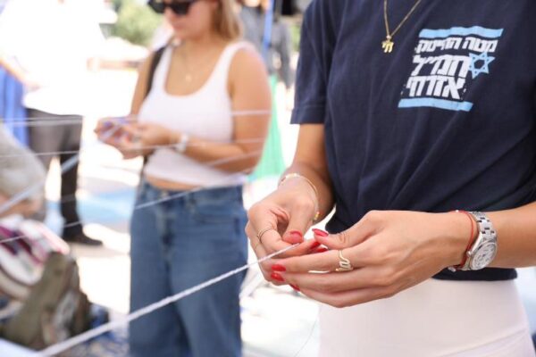 חוטים של תקווה וחסד: עולם האופנה טווה 1,400 חוטים לציון טבח ה-7 באוקטובר