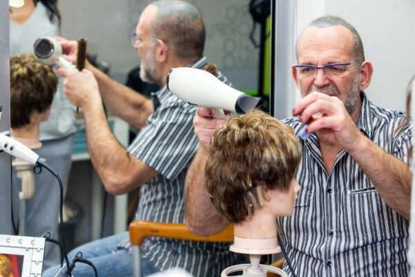 לפנק, לפנק, לפנק: אלי כהן, אמן הפאות ותוספות השיער מפנק נשים מאזורי העימות