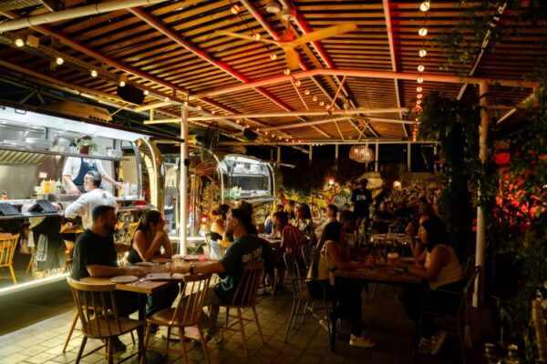 לילה קסום בחצר השוק בנתניה: קוקטיילים, מוזיקה חיה ואוכל משובח