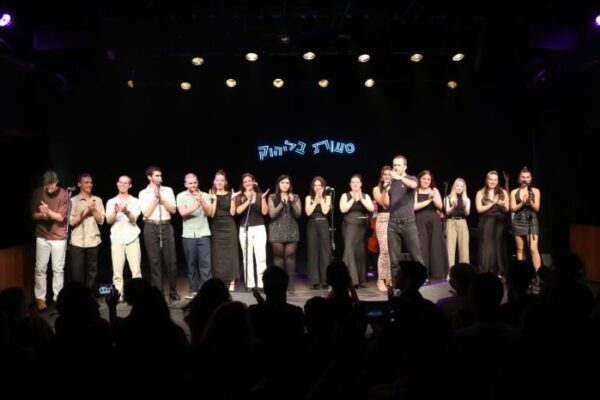 טעות בליהוק: מופע מרגש של בוגרי תלמה ילין על בימת תיאטרון הבימה