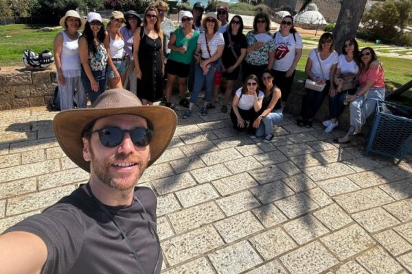 סיור מוזיקלי בתל-אביב: מסע בזמן בעקבות ענקי הזמר העברי
