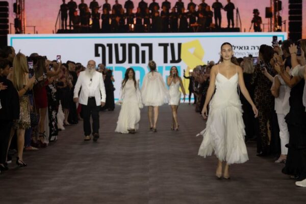 שורד השבי אלי שרעבי, גאיה קלדרון ומשפחות החטופים פתחו את שבוע האופנה בסימן איחוד, תקווה ויצירה