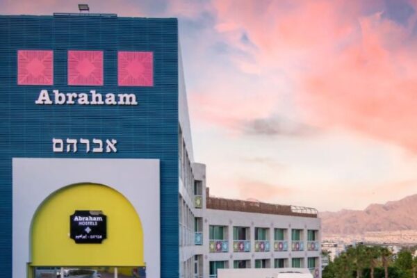השיטה של אילת: כך תשלבו לינה חסכונית עם ארוחת שף במלון יוקרה