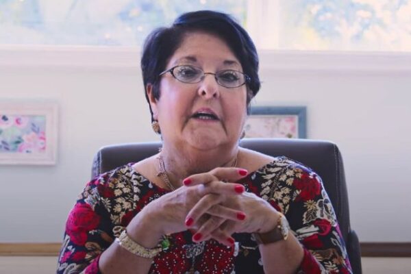 בין האבן לפרח: בעקבות סיפורם של האנוסים