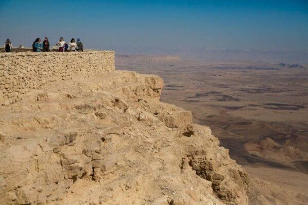 מדבר רחב ופתוח וקוקטייל מול כוכבים: חופשה קצרה במצפה רמון