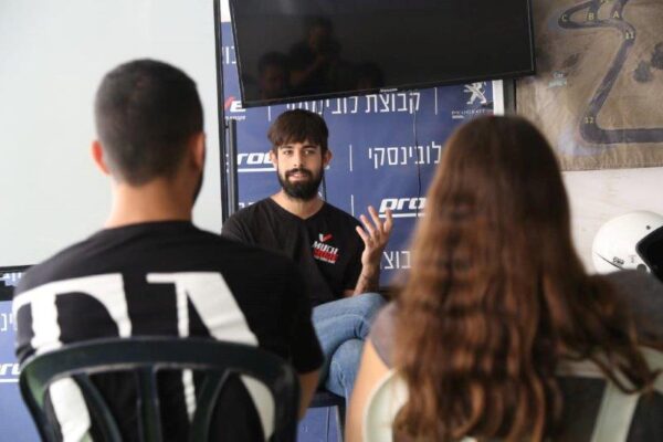 על מסלול המרוצים
