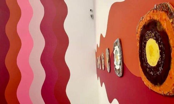 היישר לשטיח האדום: תערוכת יחיד ראשונה לאמנית פולי אפפלבוים