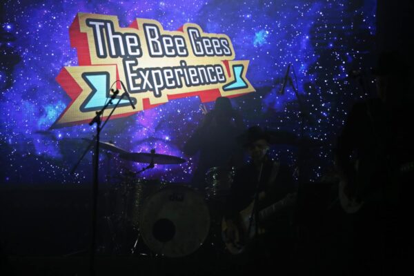 סיפור מצולם: The Bee Gees Experience