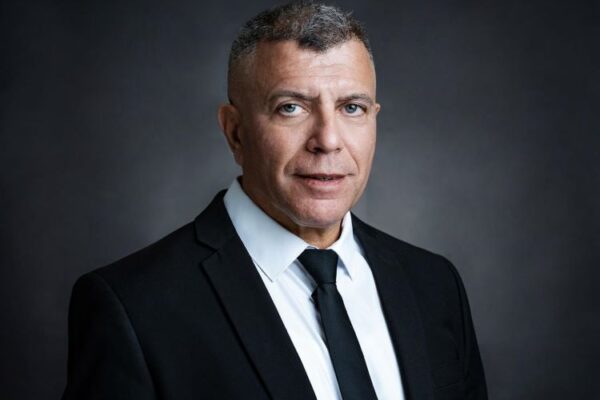 אנשים לפני תיקים