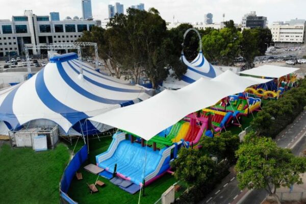 בים באוויר ועל הקרקע – קרקס האורות והמים
