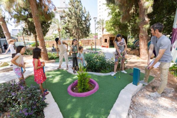 טורניר חבטות: יצאנו עם הילדים למיני גולף אתגרי ומשעשע