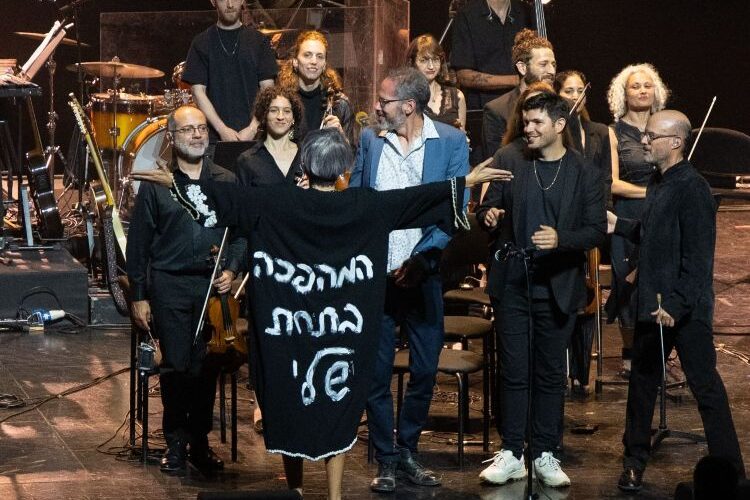 כשהארכיון הישראלי קם לתחייה על הבמה: שירים בצוותא הוא מסע בזמן שעובד