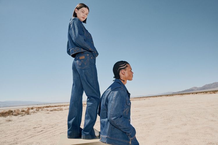 קולקציית Super Denim של WRANGLER המציעה פרשנות חדשה ואופנתית לדנים האייקונים לקיץ 2026 להשיג בסניפים ובאתר www.wranglerjeans.co.il יחצ חול (002)