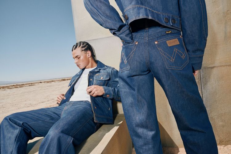 קולקציית Super Denim של WRANGLER המציעה פרשנות חדשה ואופנתית לדנים האייקונים לקיץ 2026 להשיג בסניפים ובאתר www.wranglerjeans.co.il יחצ חול (3) (002)