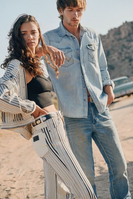 קולקציית קיץ 2026 של WRANGLER להשיג בסניפים ובאתר www.wranglerjeans.co.il יחצ חול (1) (002)
